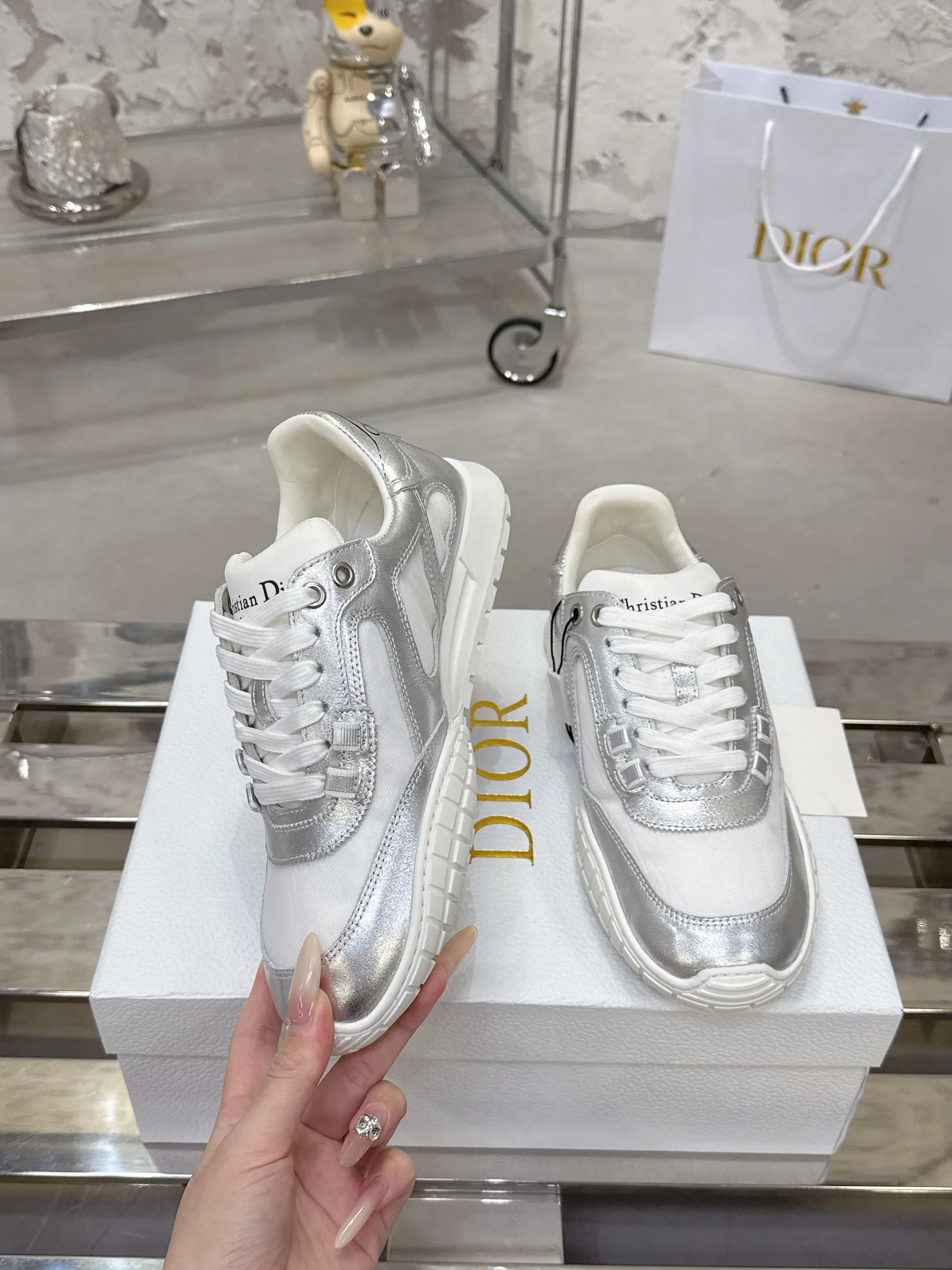 Factory price 640💰 Top version! ! ! Dior Tech sneakers Dior Tech is newly launched, with exquisite color matching and autumn and winter atmosphere. This Dior Tech sneaker is a new product in the 2026 early spring ready-to-wear series. It is equipped with fashionable details and highlights the retro aesthetics. Made of calfskin and suede calfskin upper with transparent mesh side panels and ChristianDior Paris signature on the heel and tongue. A textured, tonal Dior signature sole adds couture style. Upper material: Textile, cowhide split leather, cowhide leather with Christian Dior Paris logo on the heel and tongue Textured Dior logo rubber sole embellished with Christian Dior's lucky star symbol! Size 35-46 (40 for women, 41 for men, 38.45.46, custom made and non-refundable)
